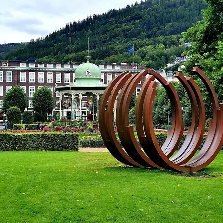 Central, Lovely With A Unique View *