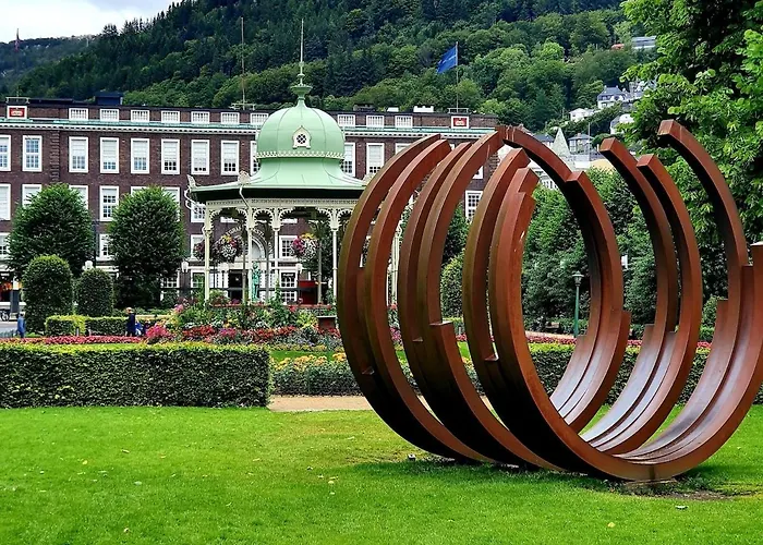 Central, Lovely With A Unique View *